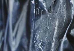 夏普洗衣机24H售后热线阐释㊣雨衣清洗攻略：洗衣机洗还是手洗更合适？