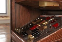 红酒柜倾斜设计，美观实用两不误