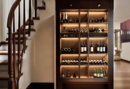 楼梯口嵌入式红酒柜设计：简约美观，实用收纳