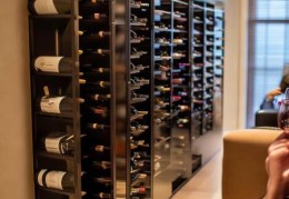 酒柜红酒格子靠墙设计，打造优雅品酒空间