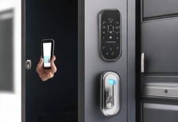 铸铝门搭配智能锁舌，安全升级新选择