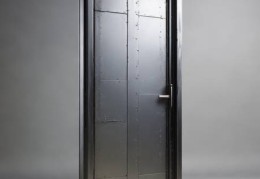 金属防盗门：守护家园的坚实盾牌