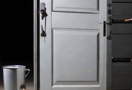 老式防盗门焕新秘籍：改色翻新，提升家居安全与美观